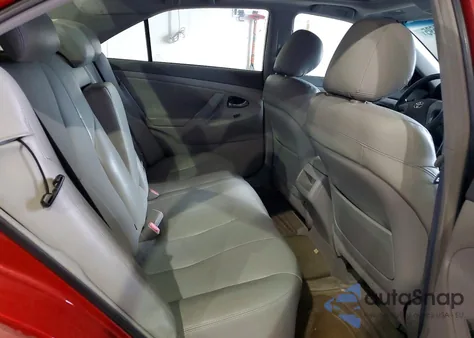 2010 Toyota Camry Base z USA, uszkodzony, nr VIN 4T4BF3EK8AR028451